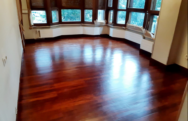 Total cleaning up of the wooden floor, sanding and varnishing in an apartment in Vitoria